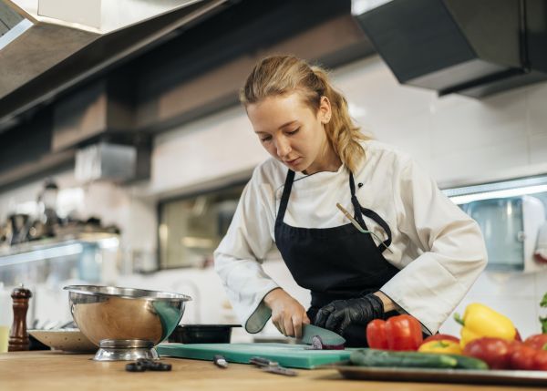 srcset="https://artland-golf.de/wp-content/uploads/2022/03/female-chef-chopping-vegetables-in-the-kitchen.jpg